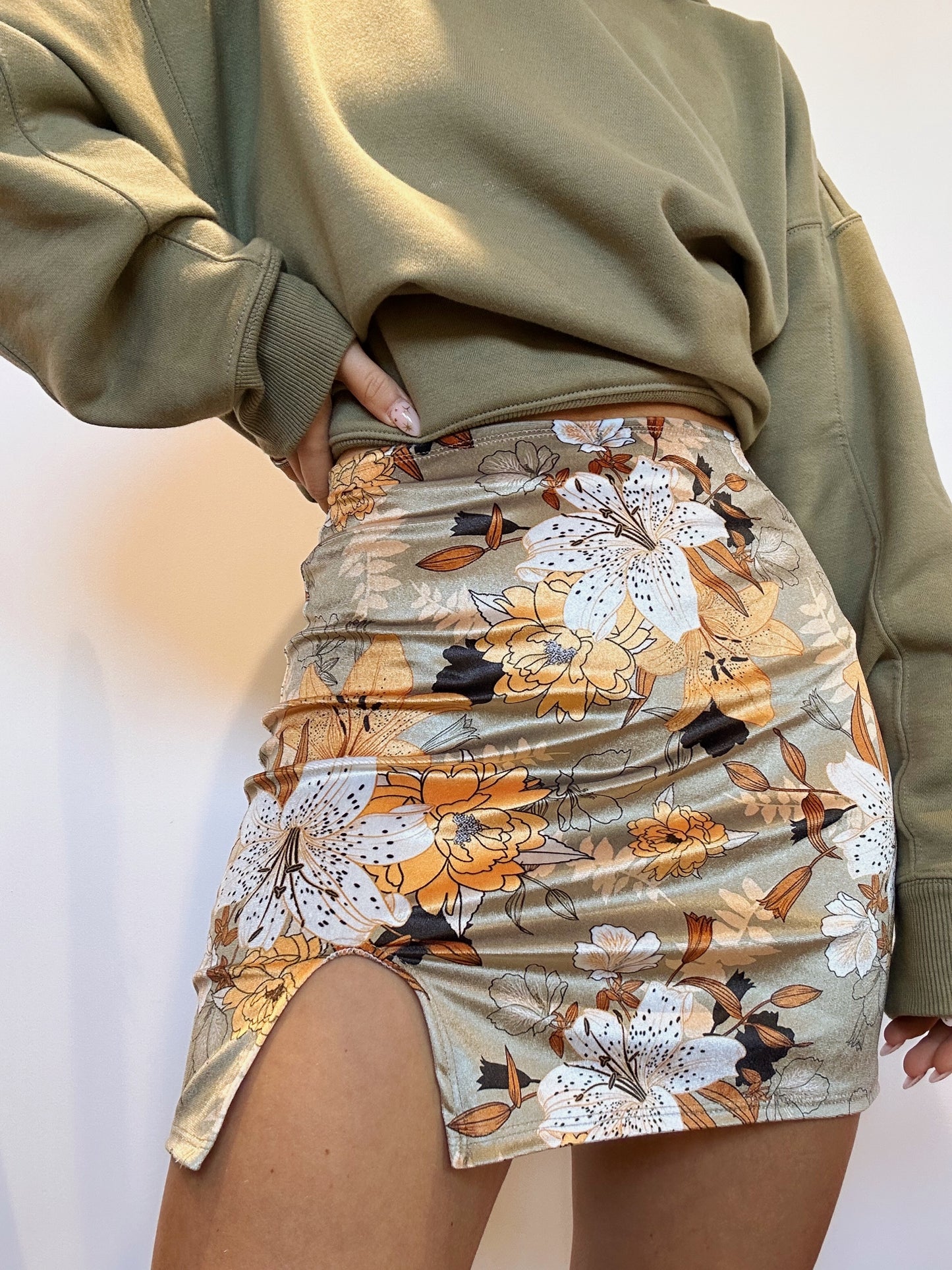 Velvet floral mini skirt - afineyarn